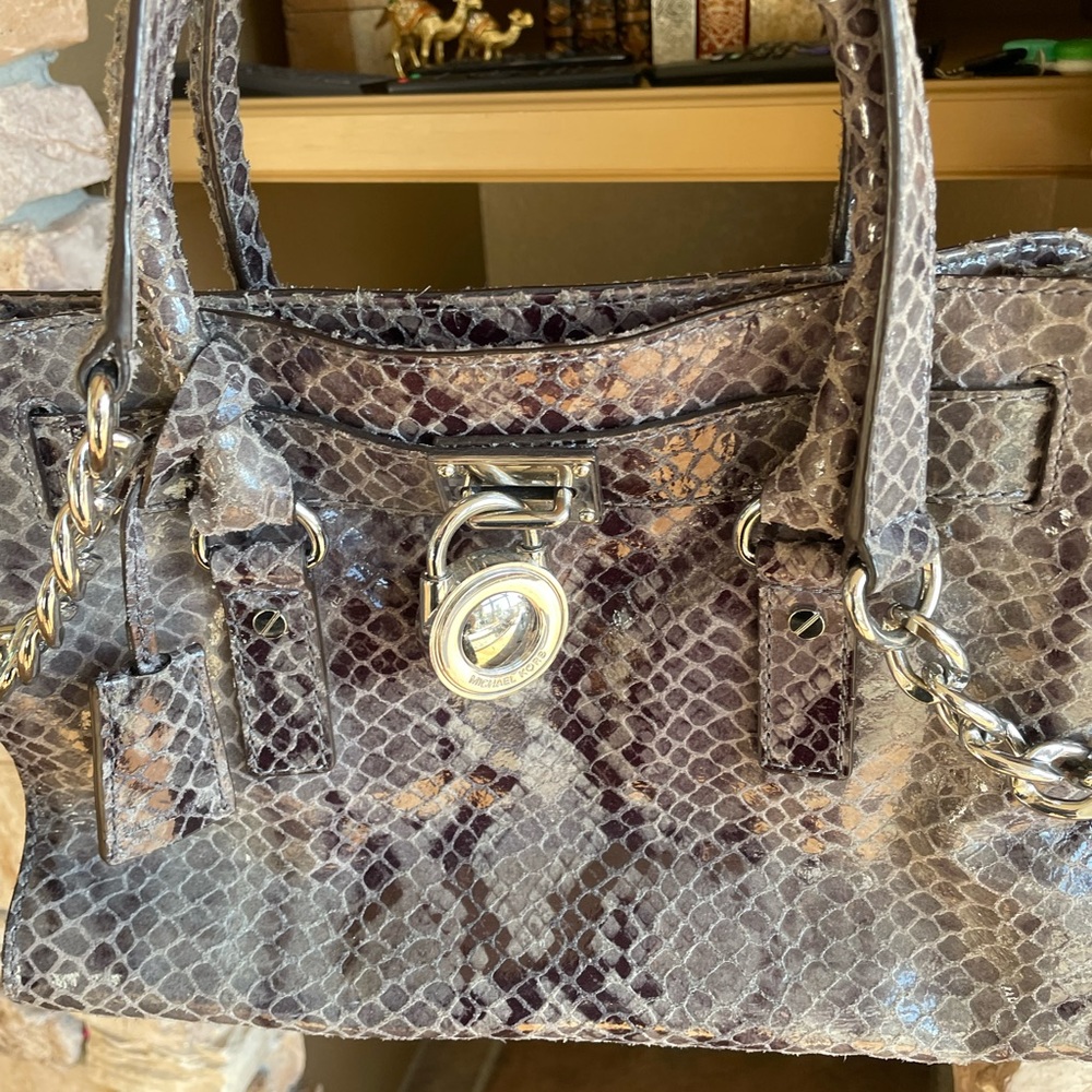 MK beautiful bag !  Very clean inside out !! No stains!!